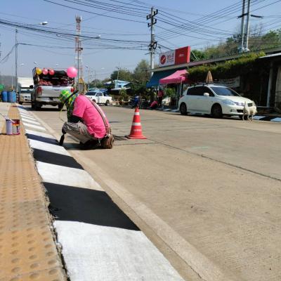 ทาสีขอบถนนในเขตพื้นที่เทศบาลตำบลบ่อพลอย เพื่อเพิ่มความปลอดภัยให้กับการสัญจร