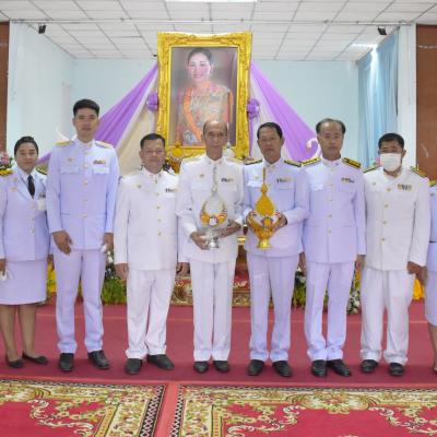 พิธีทำบุญตักบาตร  และถวายเครื่องราชสักการะพุ่มเงิน-พุ่มทอง และจุดเทียนถวายพระพรชัยมงคล สมเด็จพระนางเจ้าสุทิดา