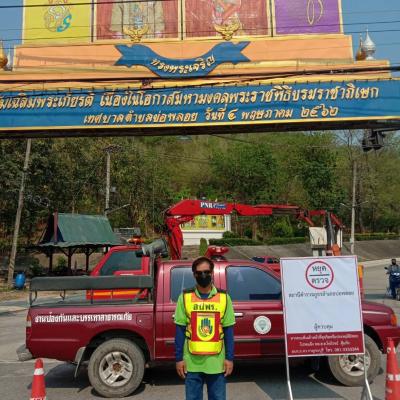 งานกองช่างและงานป้องกันปฏิบัติงานตัดกิ่งไม้ในชุมชนพัฒนาวัดรัชดาภิเษก และเปลี่ยนป้ายฉายาลักษณ์
